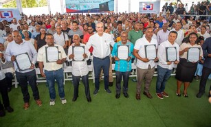 Presidente Abinader: "Los t&iacute;tulos del Gobierno son para la gente que ha vivido ah&iacute;"