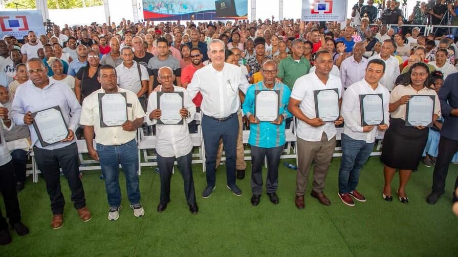Presidente Abinader: "Los títulos del Gobierno son para la gente que ha vivido ahí" Presidente Abinader: "Los títulos del Gobierno son para la gente que ha vivido ahí"