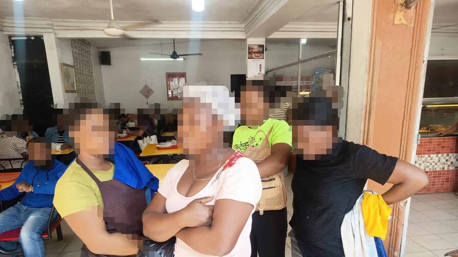 Migración detiene a 38 haitianos en pica pollos y comedores chinos del Gran Santo Domingo Migración detiene a 38 haitianos en pica pollos y comedores chinos del Gran Santo Domingo