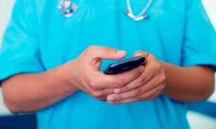El C&oacute;digo Penal no proh&iacute;be WhatsApp, pero cambia la relaci&oacute;n entre m&eacute;dicos y pacientes