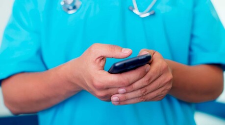 El C&oacute;digo Penal no proh&iacute;be WhatsApp, pero cambia la relaci&oacute;n entre m&eacute;dicos y pacientes