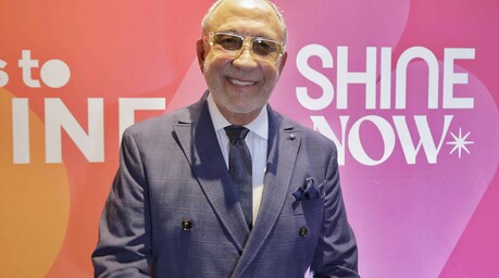 Emilio Estefan destaca el poder de la mujer y los logros de la m&uacute;sica latina en "Days to Shine"