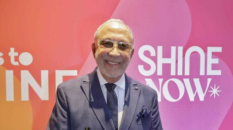 Emilio Estefan destaca el poder de la mujer y los logros de la m&uacute;sica latina en "Days to Shine"