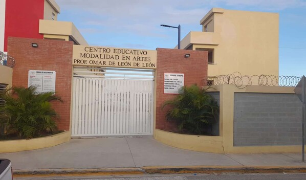 Fuerte olor a qu&iacute;mico obliga a evacuar escuela y afecta a residentes en Sabana Perdida