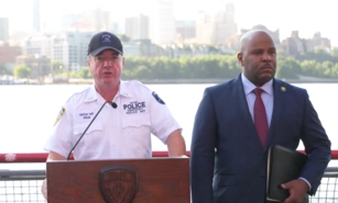 Hombre armado con cuchillo muere tras ser baleado por polic&iacute;as en el puente de Brooklyn