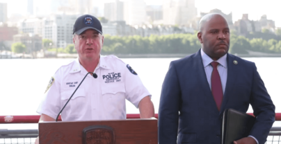 Hombre armado con cuchillo muere tras ser baleado por polic&iacute;as en el puente de Brooklyn