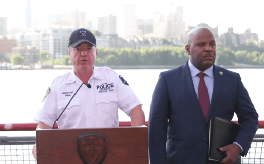 Hombre armado con cuchillo muere tras ser baleado por polic&iacute;as en el puente de Brooklyn