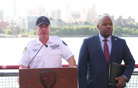 Hombre armado con cuchillo muere tras ser baleado por polic&iacute;as en el puente de Brooklyn