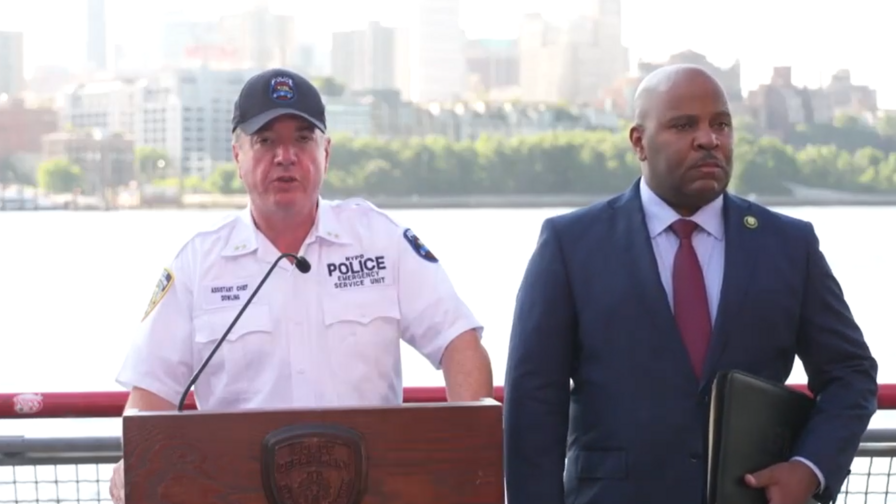 Hombre armado con cuchillo muere tras ser baleado por policías en el puente de Brooklyn Hombre armado con cuchillo muere tras ser baleado por policías en el puente de Brooklyn