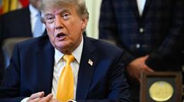 Trump firma una orden para impulsar la eliminaci&oacute;n de las protecciones del lobo gris