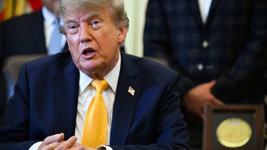 Trump firma una orden para impulsar la eliminaci&oacute;n de las protecciones del lobo gris