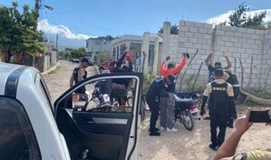 Agentes de Enriquillo ocupan dos armas de fuego y cerca de 1,700 gramos de sustancias controladas