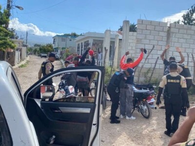 En Enriquillo ocupan dos armas de fuego y sustancias controladas