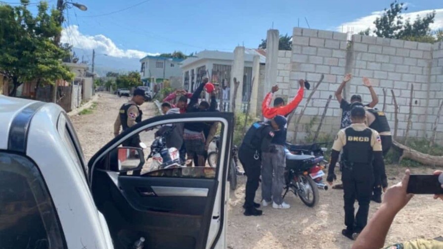Agentes de Enriquillo ocupan dos armas de fuego y cerca de 1,700 gramos de sustancias controladas Agentes de Enriquillo ocupan dos armas de fuego y cerca de 1,700 gramos de sustancias controladas