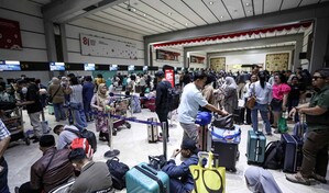 Indonesia cierra ocho aeropuertos por erupción volcánica