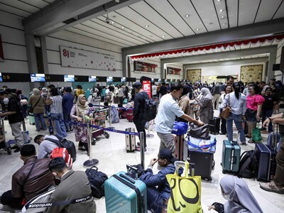 Cierran aeropuertos por erupción volcánica en Indonesia
