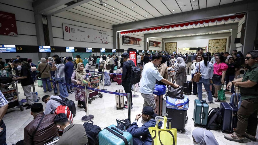 Indonesia cierra ocho aeropuertos por erupción volcánica Indonesia cierra ocho aeropuertos por erupción volcánica