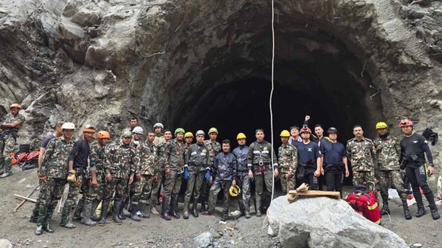 Intensifican el rescate de 900 atrapados en túneles hidroeléctricos de Nepal por la riada Intensifican el rescate de 900 atrapados en túneles hidroeléctricos de Nepal por la riada