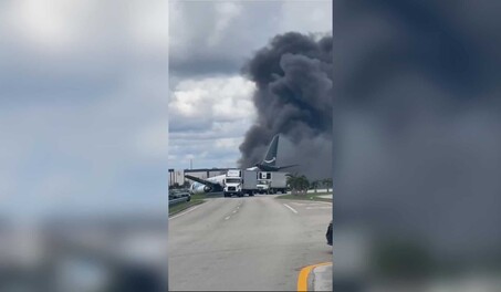 Un avi&oacute;n de carga de Amazon se estrella en el aeropuerto de Miami