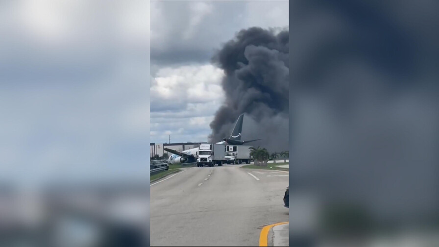 Un avión de carga de Amazon se estrella en el aeropuerto de Miami Un avión de carga de Amazon se estrella en el aeropuerto de Miami