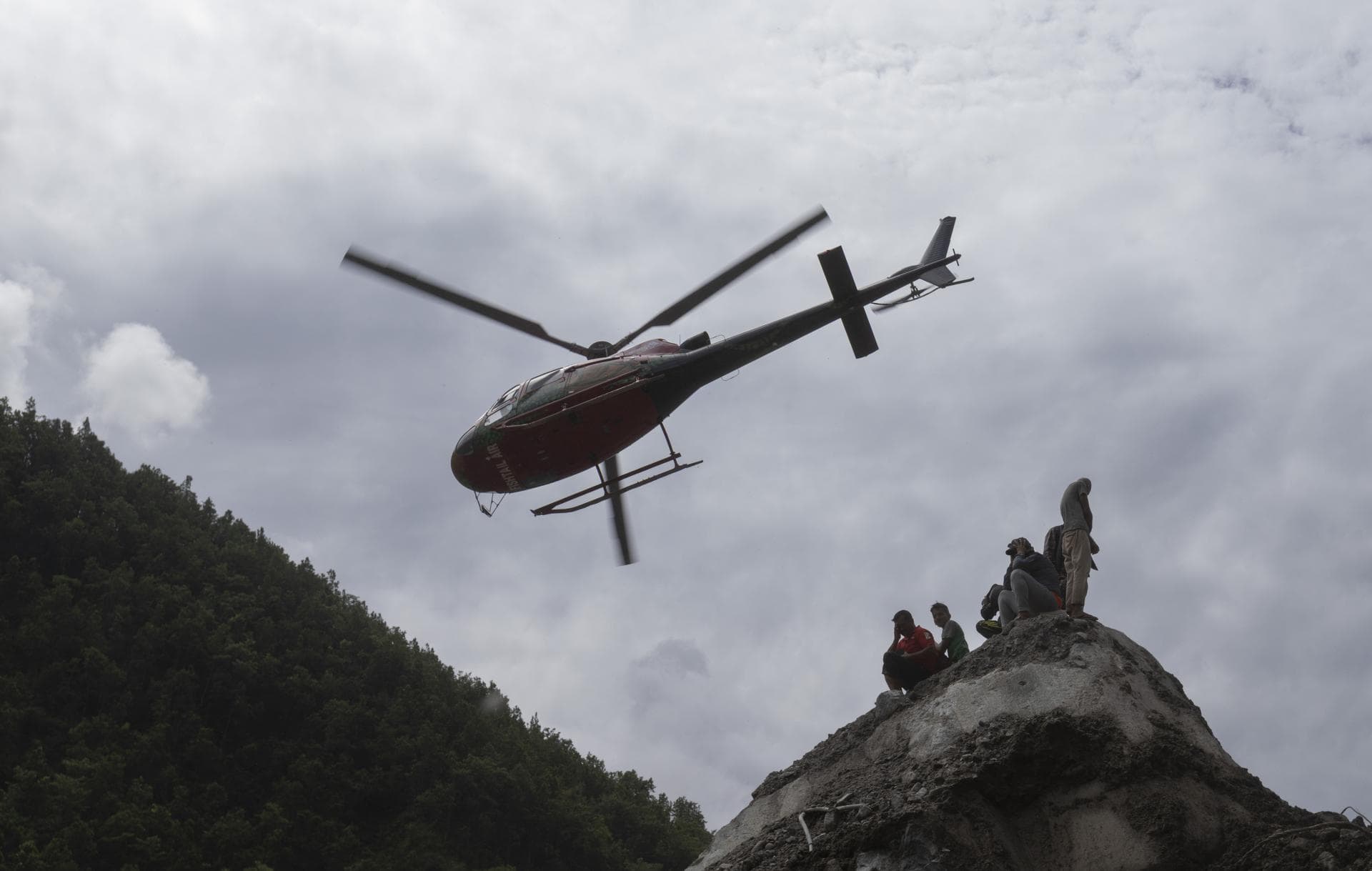 Vecinos de la localidad se re&uacute;nen mientras equipos de rescate del Ej&eacute;rcito de Nepal buscan sobrevivientes en un t&uacute;nel del proyecto hidroel&eacute;ctrico Trishuli-3A, tras las inundaciones repentinas que devastaron varios valles en el distrito de Rasuwa, en la frontera entre Nepal y el T&iacute;bet.