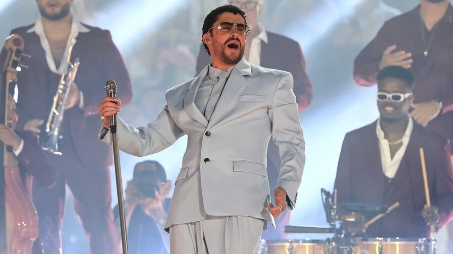 Bad Bunny gana su primer Emmy por el espectáculo de medio tiempo del Super Bowl Bad Bunny gana su primer Emmy por el espectáculo de medio tiempo del Super Bowl