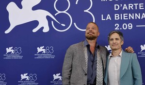 Gael García Bernal estrena Hombre al agua en la Mostra de Venecia