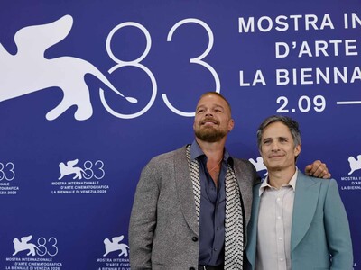 Gael García Bernal presenta Hombre al agua en Venecia