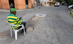 Trabajos de la Caasd dejan desnivel en calle de Villa Juana