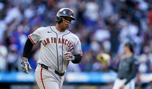 Rafael Devers conecta dos vuelacercas en el triunfo de los Gigantes