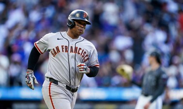 Rafael Devers conecta dos vuelacercas en el triunfo de los Gigantes