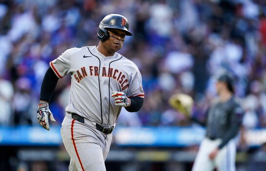 Rafael Devers conecta dos vuelacercas en el triunfo de los Gigantes