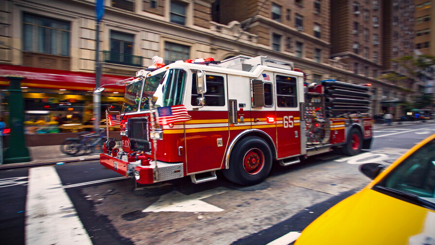 Mujer resulta herida tras saltar de un tercer piso para escapar de incendio en Nueva Jersey Mujer resulta herida tras saltar de un tercer piso para escapar de incendio en Nueva Jersey