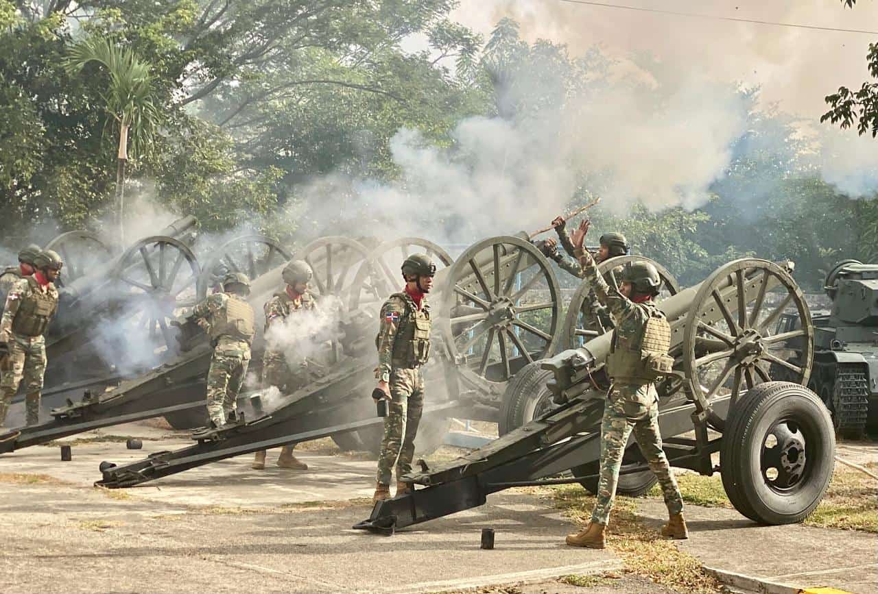 Militares rinden honores durante el acto por la Batalla de Santiago en la Fortaleza San Luis