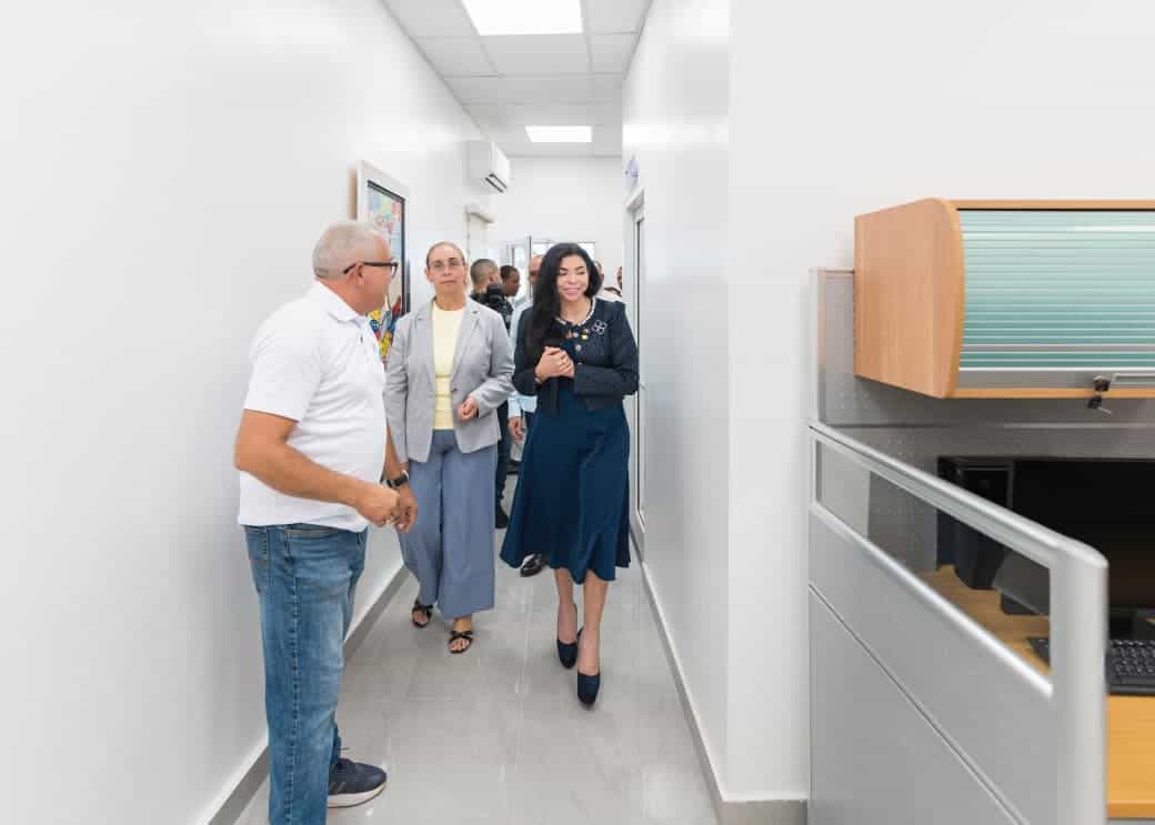 La procuradora Yeni Berenice recorre las nuevas instalaciones de la fiscalía en Villa Altagracia.
