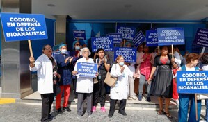 Bioanalistas protestan en Santiago en demanda de nombramientos y reclasificaci&oacute;n laboral