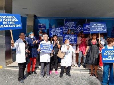Bioanalistas protestan en Santiago por nombramientos