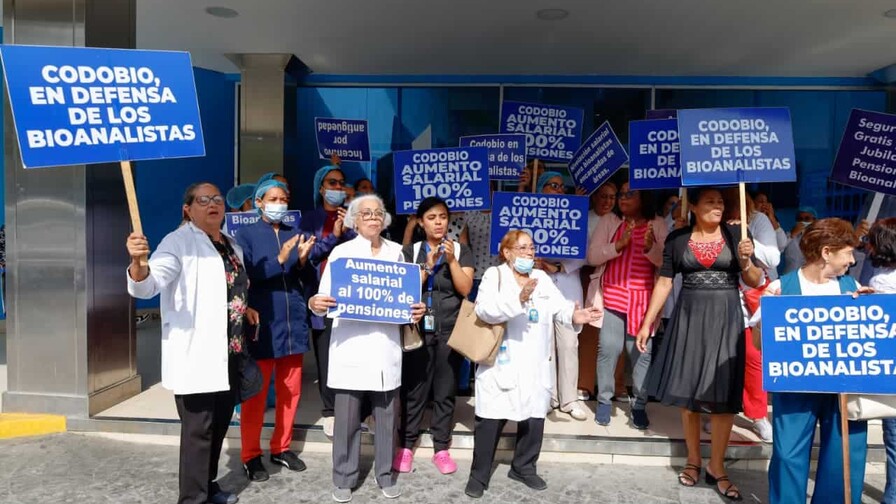 Bioanalistas protestan en Santiago en demanda de nombramientos y reclasificaci&oacute;n laboral
