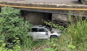 Gobernadora de Dajab&oacute;n sufre aparatoso accidente en puente; yipeta cae debajo de la estructura