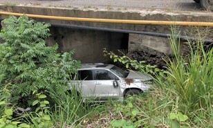 La gobernadora de Dajab&oacute;n sale ilesa de accidente en que su yipeta cay&oacute; desde un puente en B&aacute;nica