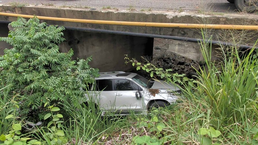 Gobernadora de Dajab&oacute;n sufre aparatoso accidente en puente; yipeta cae debajo de la estructura
