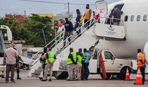 Los Haitianos deportados de EE. UU. aterrizan en Cabo Haitiano; aviones evitan Puerto Pr&iacute;ncipe