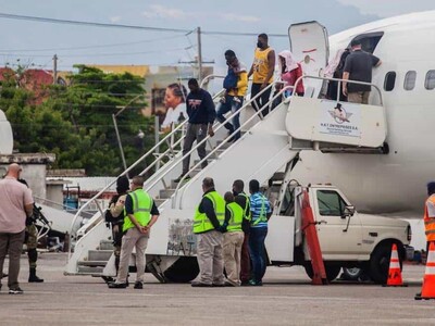 Haitianos deportados de EE. UU. llegan a Cabo Haitiano