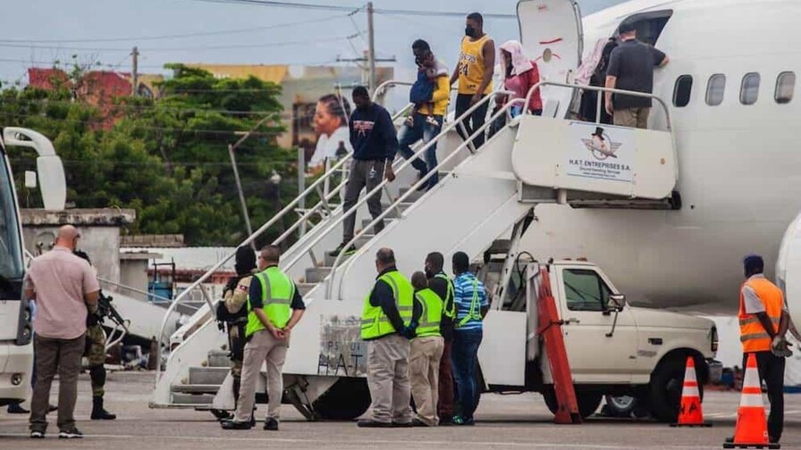 Los Haitianos deportados de EE. UU. aterrizan en Cabo Haitiano; aviones evitan Puerto Pr&iacute;ncipe