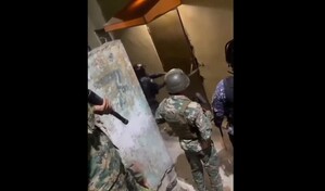Envían a prisión hombre acusado de intentar matar a mujer rescatada por policías tras romper puerta