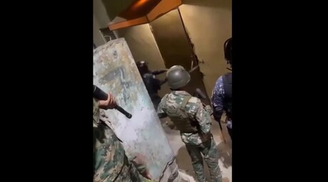 Env&iacute;an a prisi&oacute;n hombre acusado de intentar matar a mujer rescatada por polic&iacute;as tras romper puerta