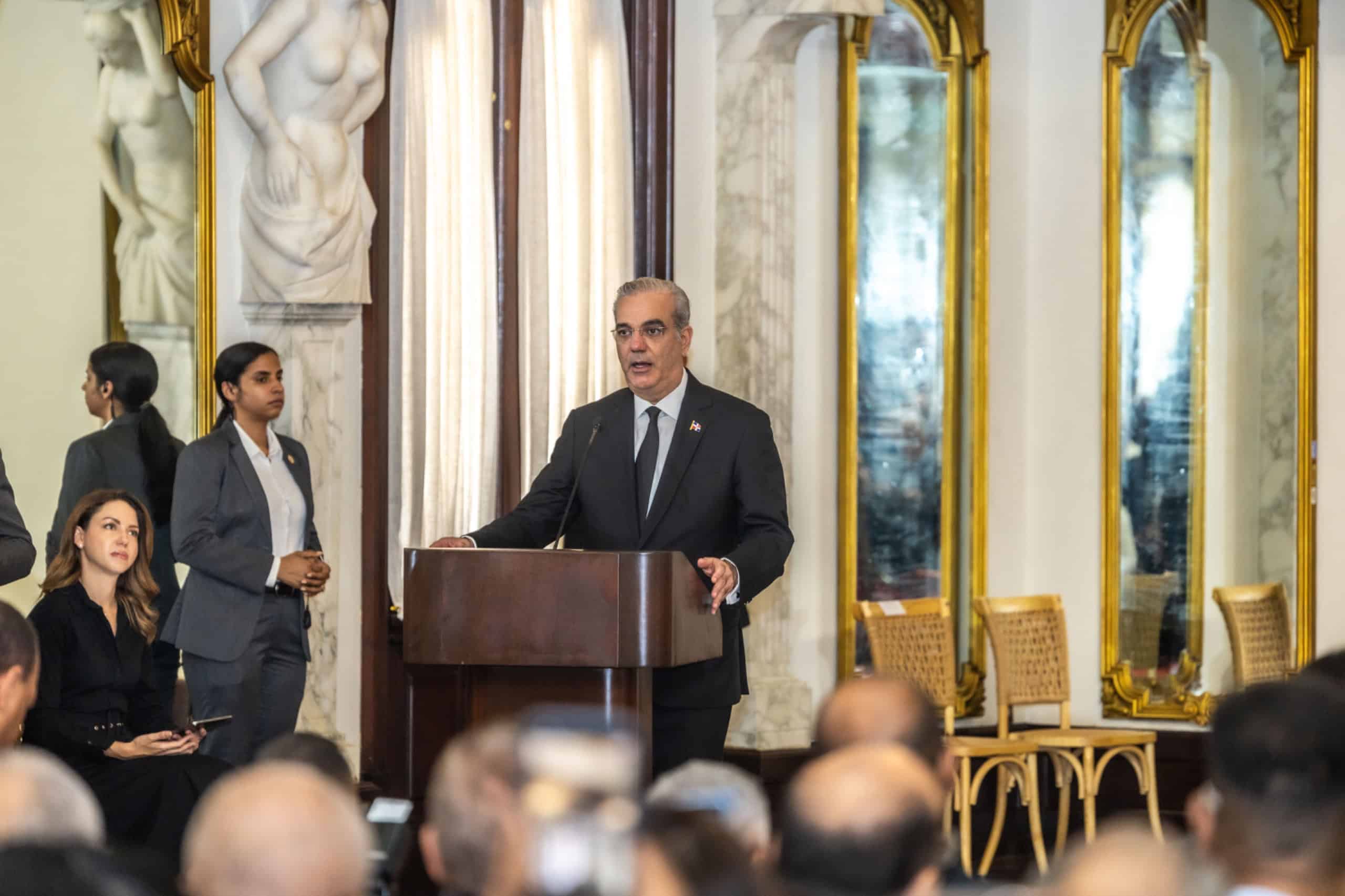 "Orar para encontrar sabidur&iacute;a, para renovar las esperanzas, para que Dios nos proteja de los desastres de la naturaleza, orar para una Rep&uacute;blica Dominicana en paz", expres&oacute; el mandatario.