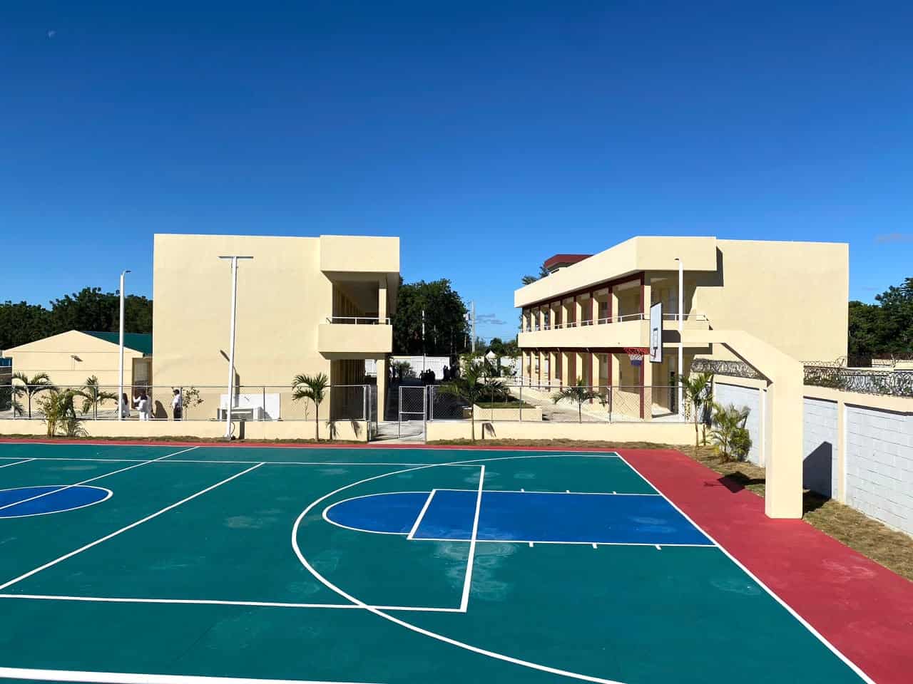 Cancha de baloncesto entregada.