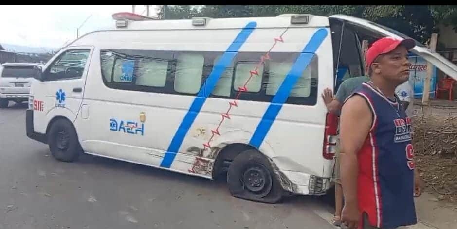 Yipeta impacta ambulancia que atend&iacute;a una emergencia y luego a un motorista en Santiago