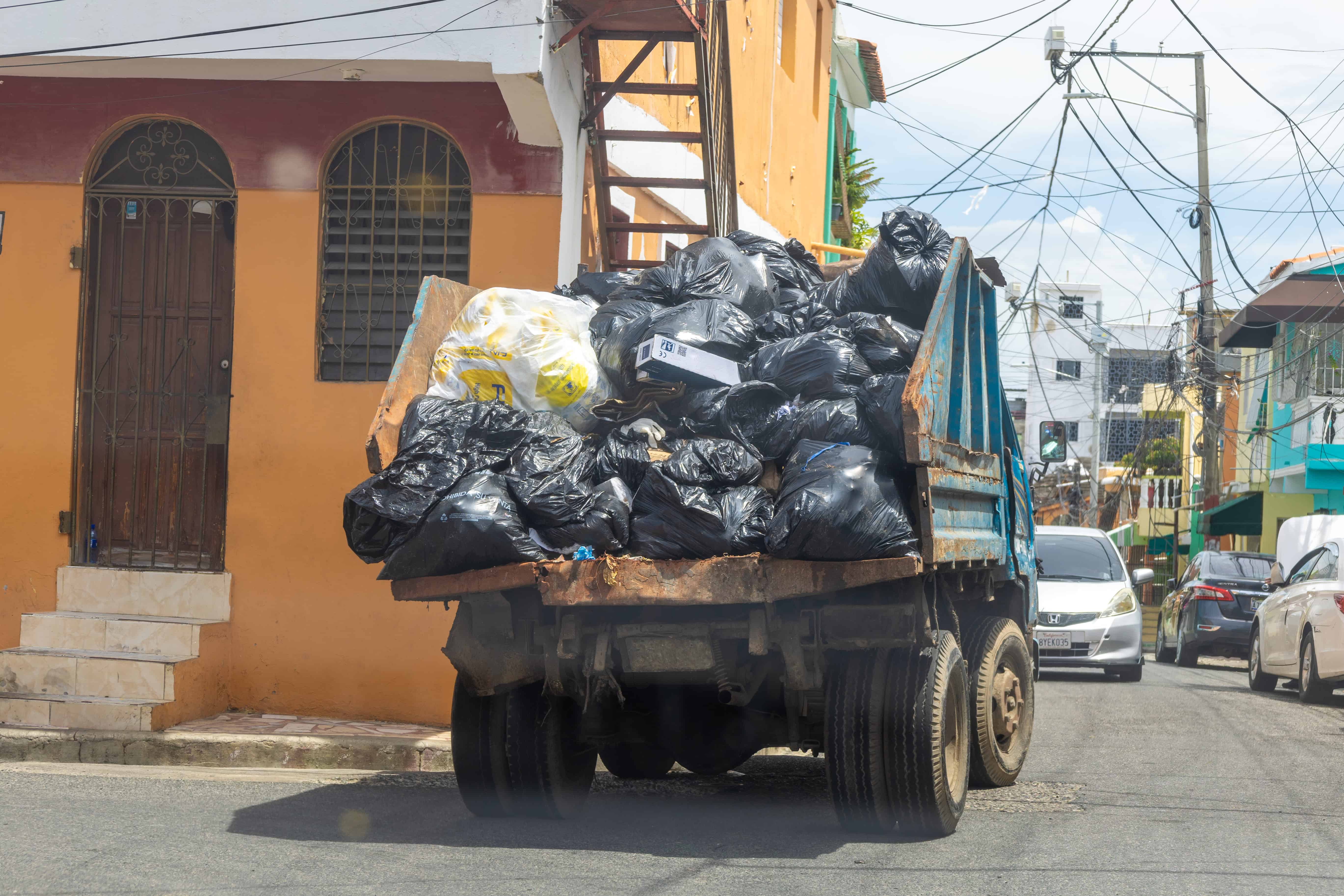 Los camiones recogen los residuos en los barrios de la zona norte.